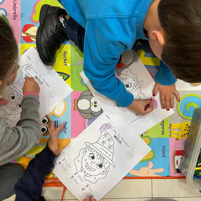 Niños coloreando actividades educativas en inglés en Academia Ian’s School Gijón