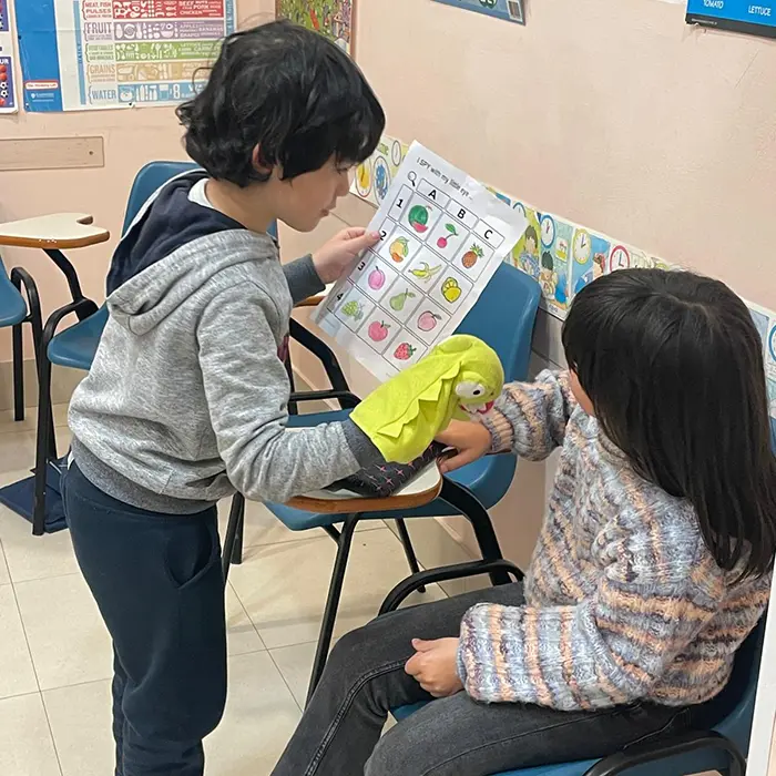 Juego con marionetas en clase de inglés para niños en Gijón