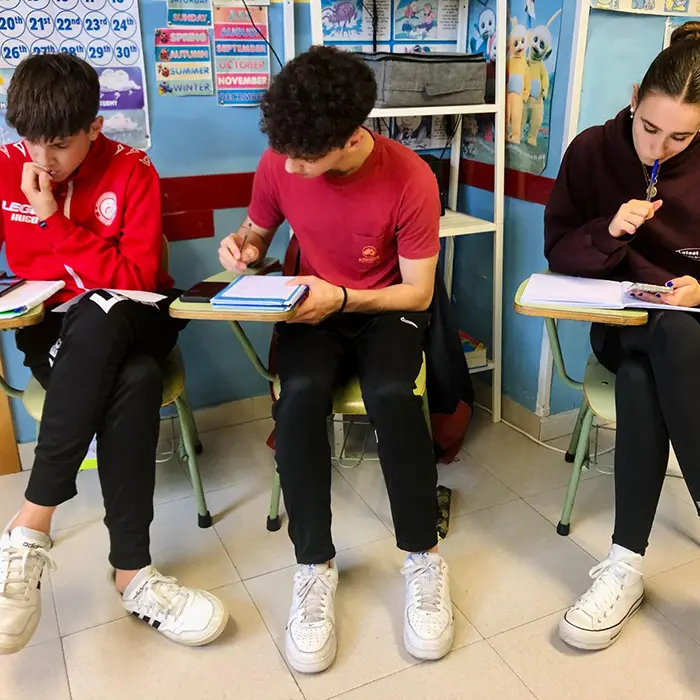 Adolescentes usando tablets en clases de inglés en Gijón
