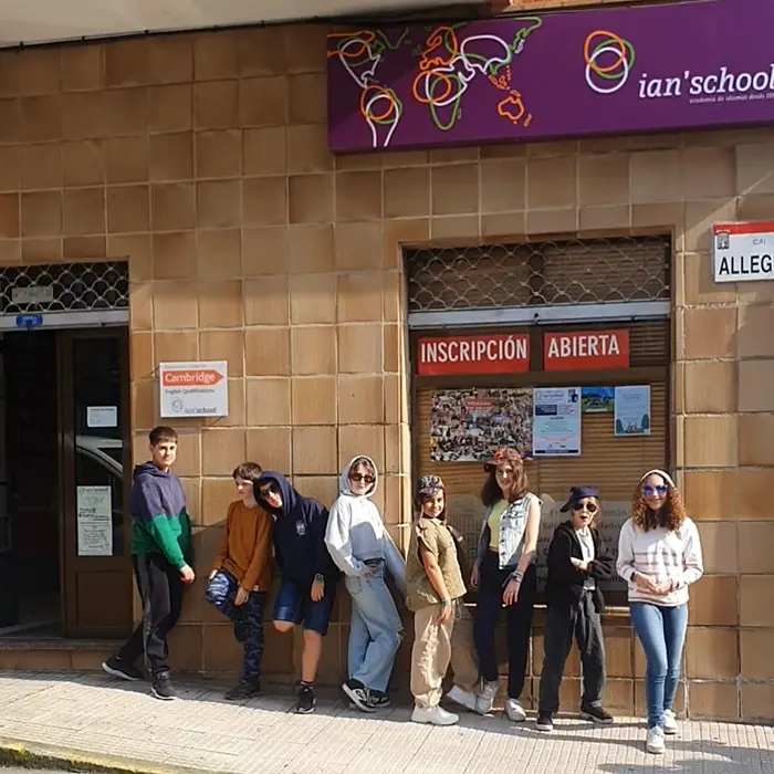 Grupo de alumnos frente a la Academia Ian’s School Gijón