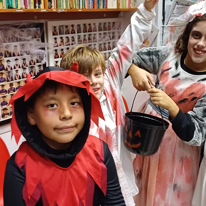 Niños celebrando Halloween en Academia de inglés en Gijón