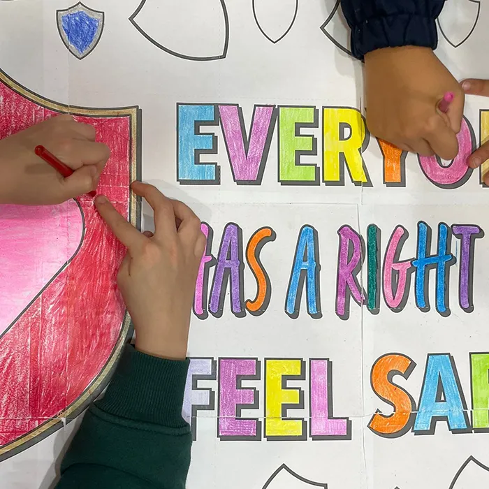 Niños coloreando mural en inglés en la Academia de inglés en Gijón