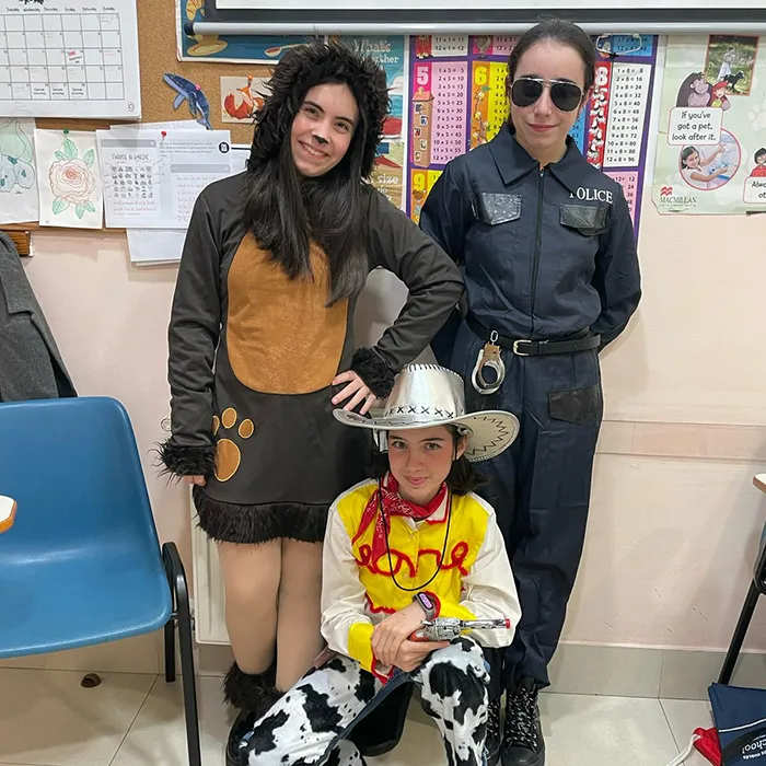 Alumnas disfrazados en Ian’s School, academia de inglés en Gijón