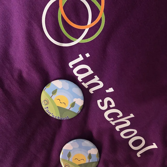 Logo y chapas de Ian’s School Gijón