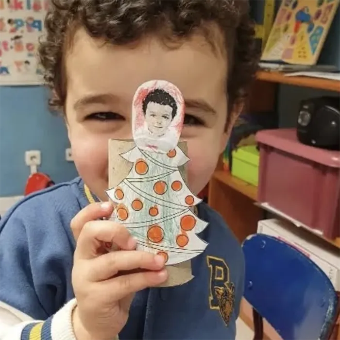 Niño con manualidad navideña en inglés en Gijón