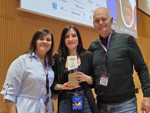 Ianschool mostrando su premio
